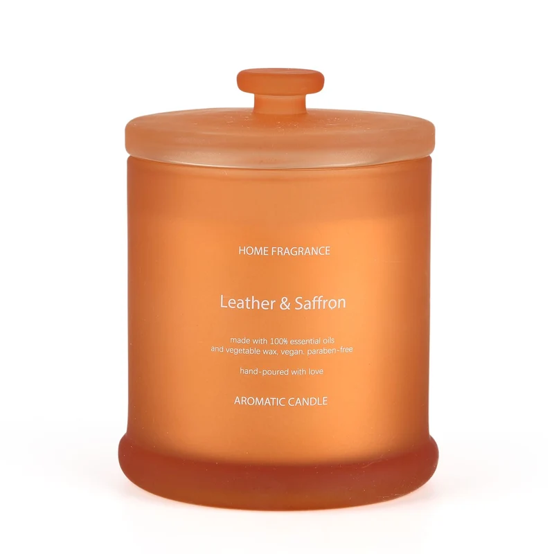 LIVMORE Home Fragrance Kollektion - Duftkerze im Farbglas, Leder-Safran, 370g Sojawachs, 55 Std., 10,2x10,2x13cm