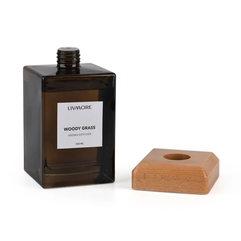 LIVMORE Home Fragrance Kollektion - Raumduft Diffuser, 500ml, Teeglas braun mit Holzdeckel und 8 Stäbchen, Duft Holz Vanille, 8.3x8,3x14,5cm