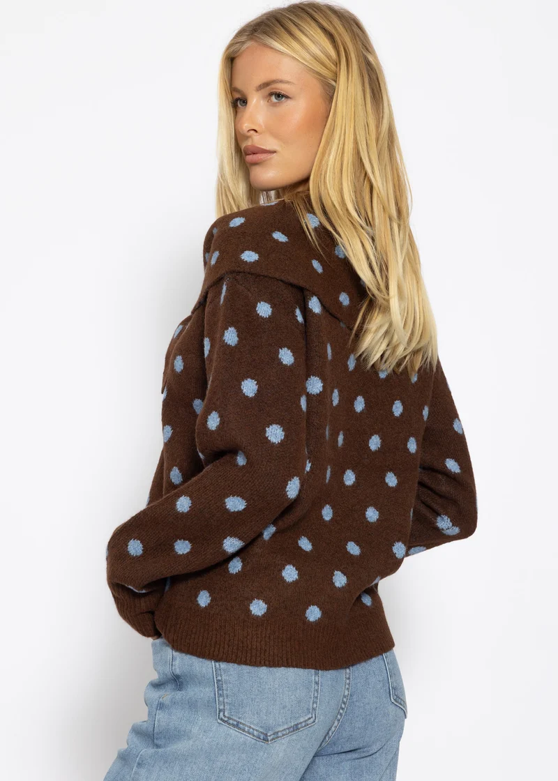 Gepunkteter Pullover mit Schal - braun