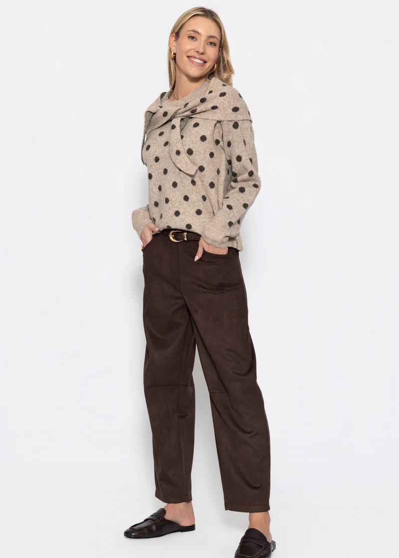 Gepunkteter Pullover mit Schal - beige